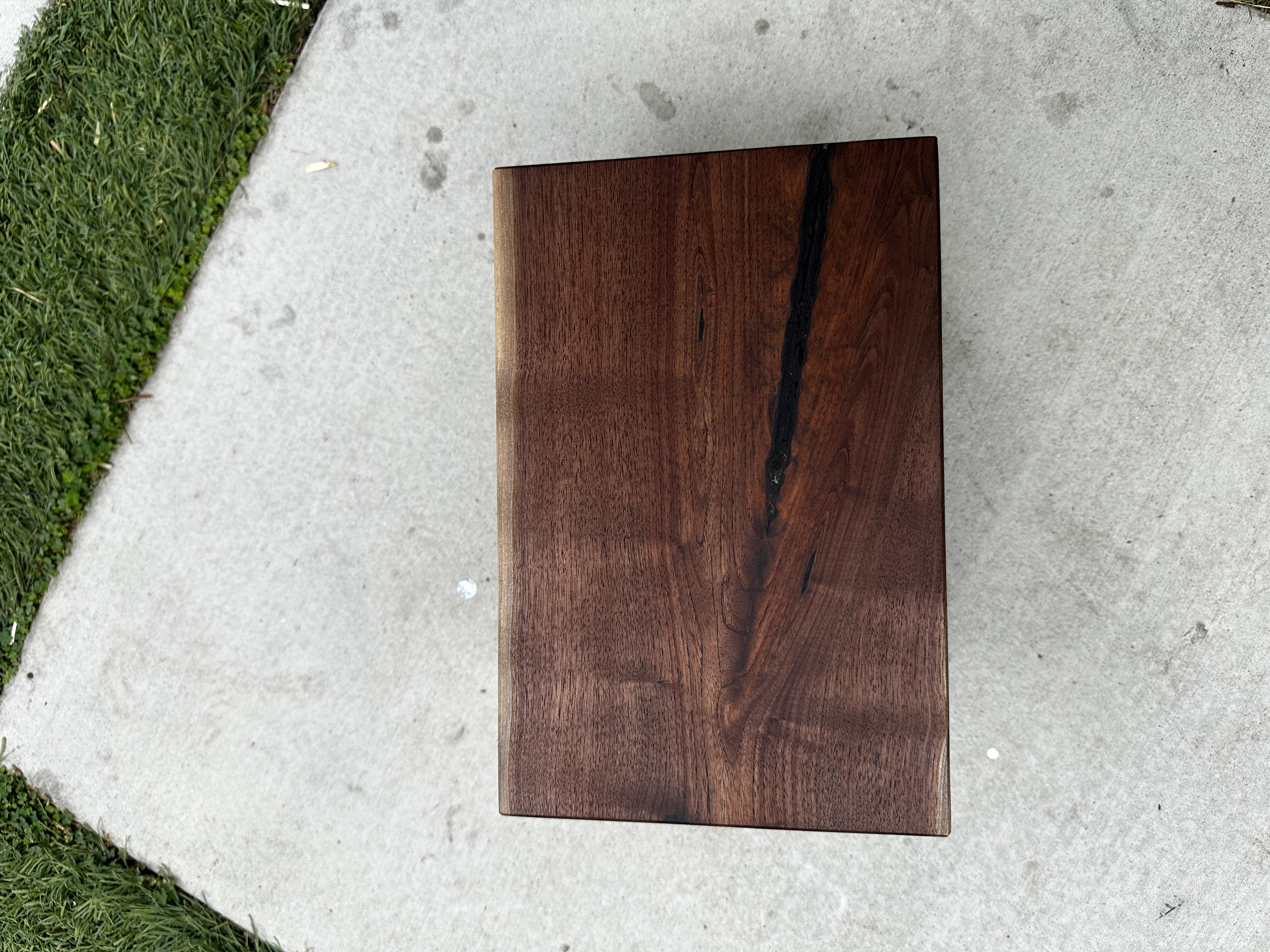 Solid walnut stool - top down grain detail